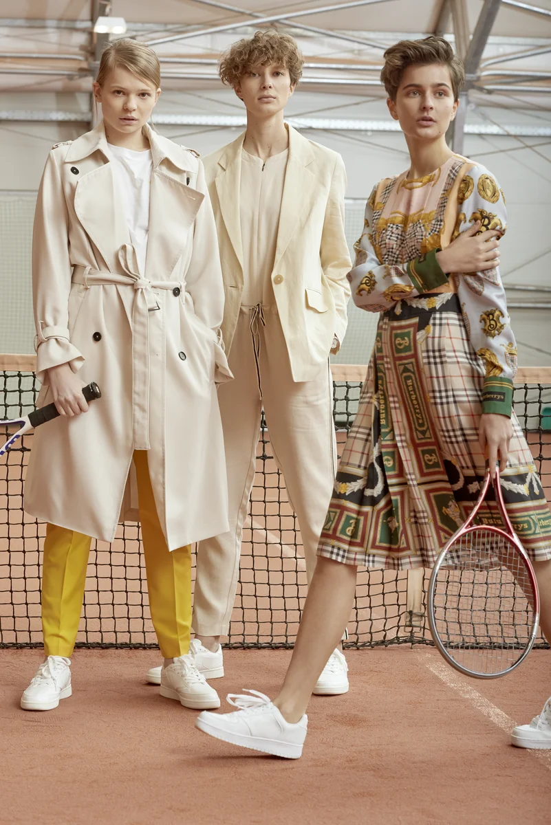 Fashion- und Beauty-Editorial auf dem Tennisplatz, Motiv 8995