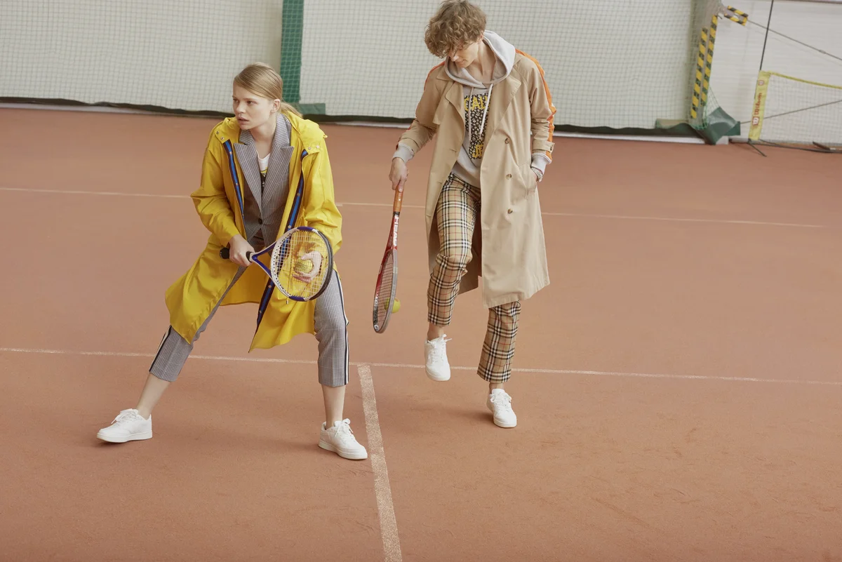 Fashion- und Beauty-Editorial auf dem Tennisplatz, Motiv 9275