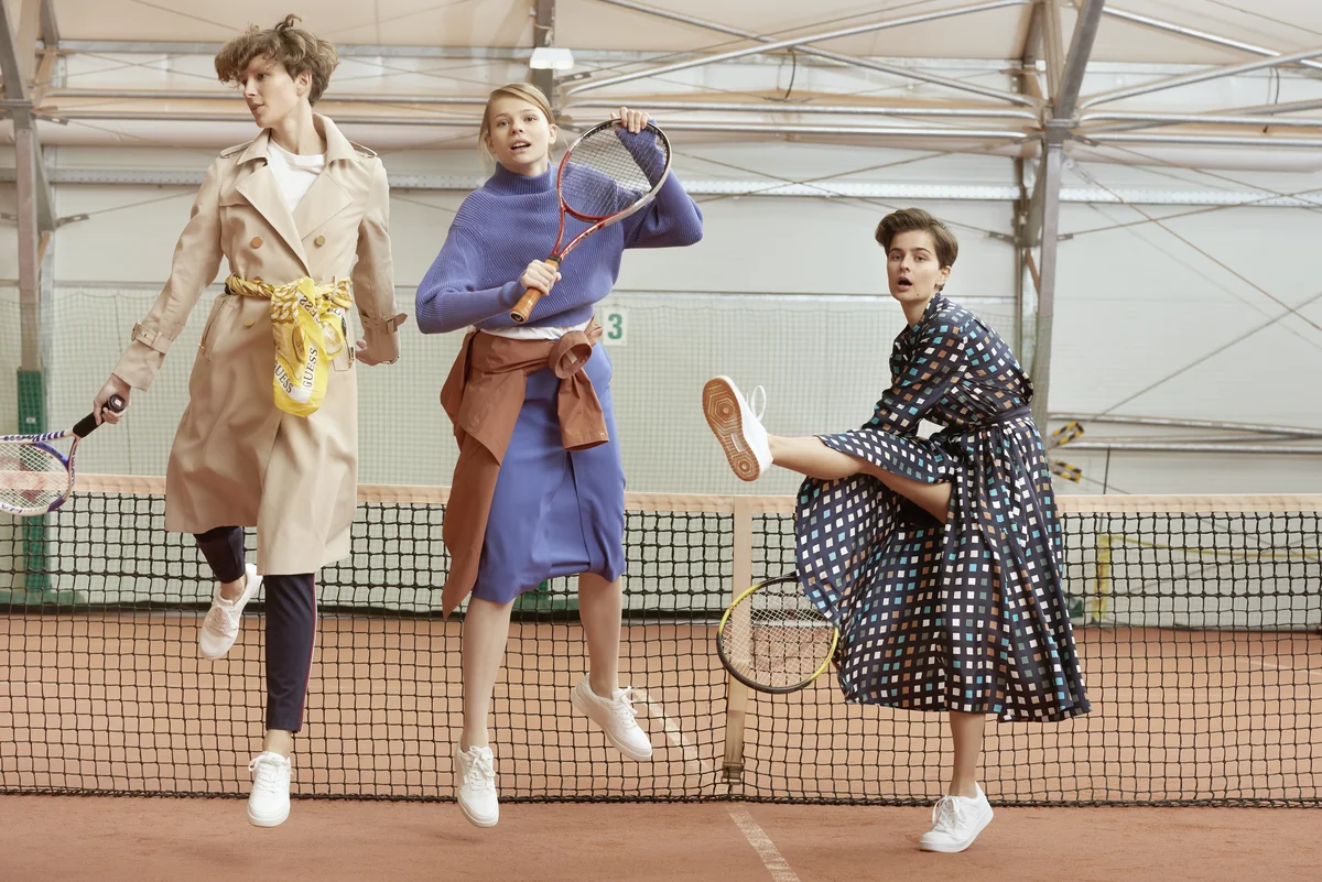 Fashion- und Beauty-Editorial auf dem Tennisplatz, Motiv 9494