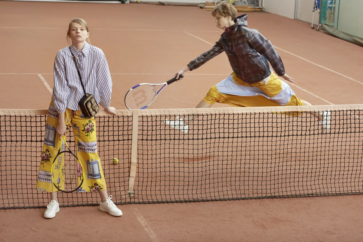 Fashion- und Beauty-Editorial auf dem Tennisplatz, Motiv 9667