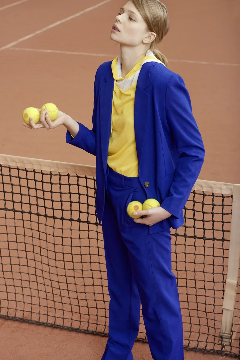 Fashion- und Beauty-Editorial auf dem Tennisplatz, Motiv 9799